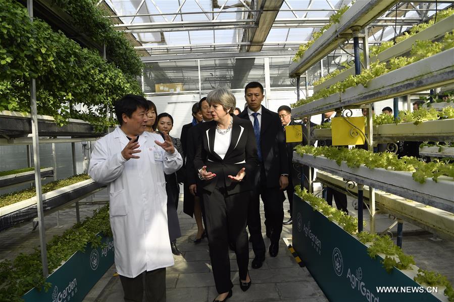 رئيسة الوزراء البريطانية تزور حديقة العرض الوطنية للعلوم والتكنولوجيا الزراعية