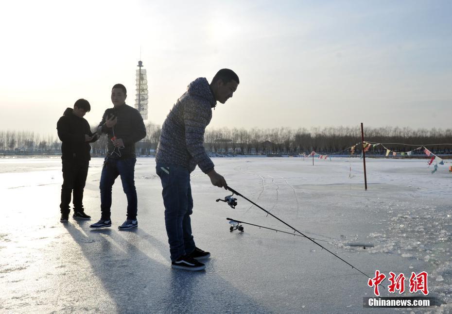 بحيرة باي يانغ ديان تتحول إلى ملعب في فصل الشتاء