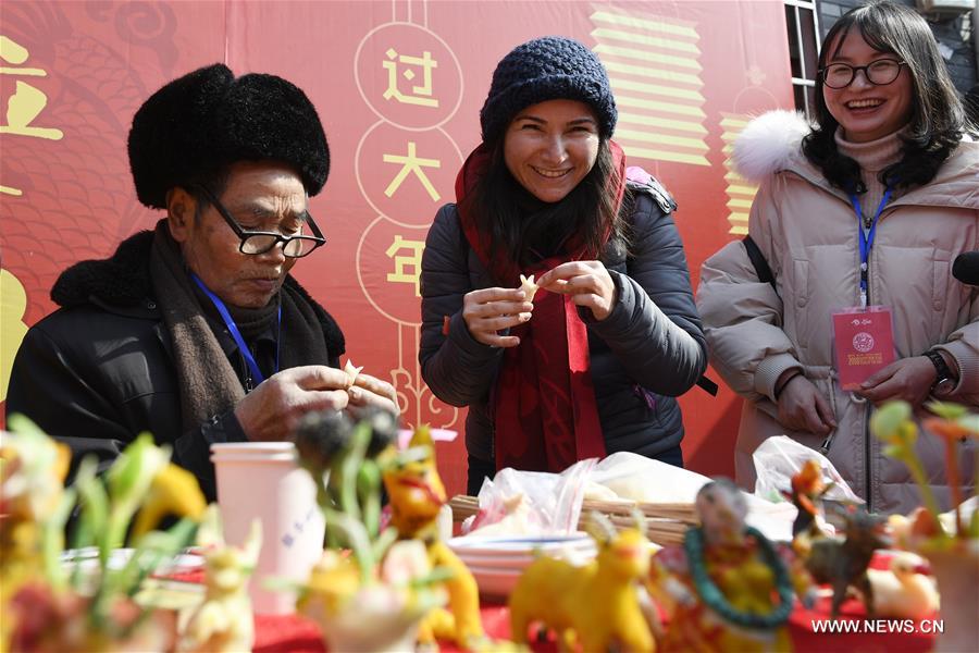 أجانب يجربون عادات شعبية صينية تقليدية