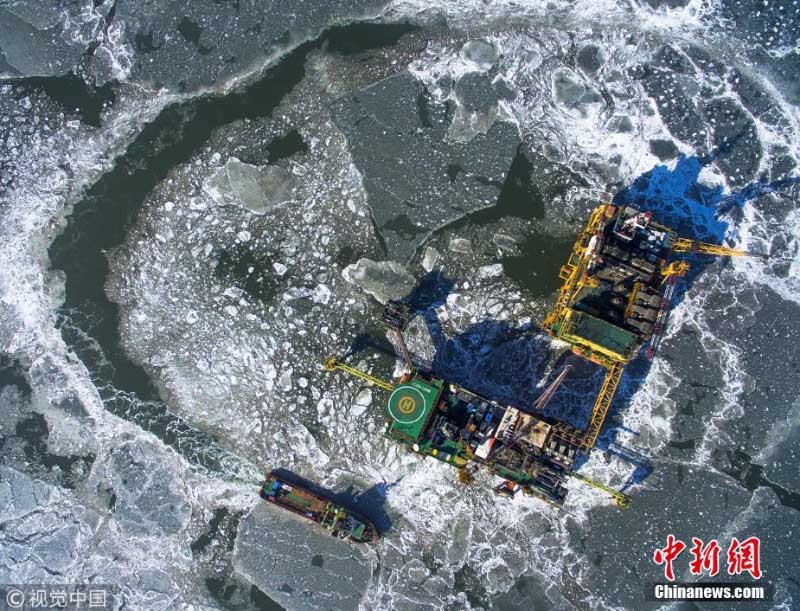 العمال يكافحون الجليد لضمان سلاسة إنتاج النفط في شمال شرقي الصين