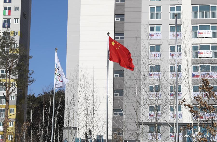 العلم الصيني يرفع في قرية الألعاب الأولمبية الشتوية في قانغ نيونغ
