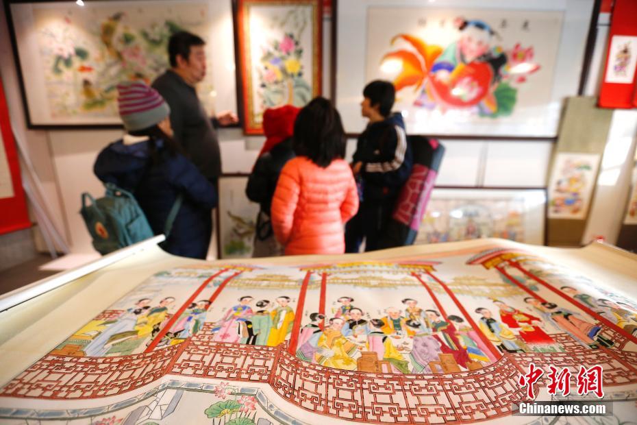 الصينيون يستقبلون عيد الربيع وسط شراء واسع النطاق لرسومات السنة الجديدة