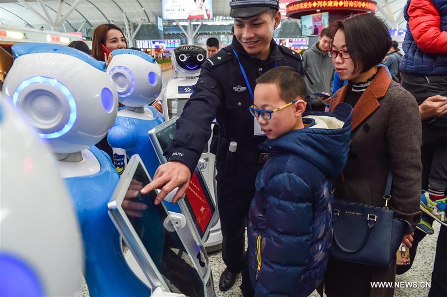 روبوتات شرطية تخدم في موسم النقل لعطلة عيد الربيع الصيني