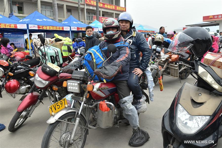 عودة أشخاص إلى مسقط رأسهم على متن الدراجات النارية في جنوبي الصين