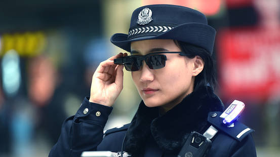 أجهزة أمنية صينية تعتمد نظّارات للكشف عن المجرمين والمخالفين