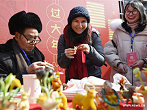 أجانب يجربون عادات شعبية صينية تقليدية