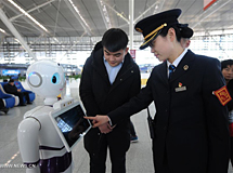 روبوت يقدم خدمات أثناء موسم النقل الربيعي في مدينة شرقي الصين