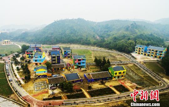 قرية ريفية تتزين بلوحات ثلاثية الأبعاد في مقاطعة جيانشي