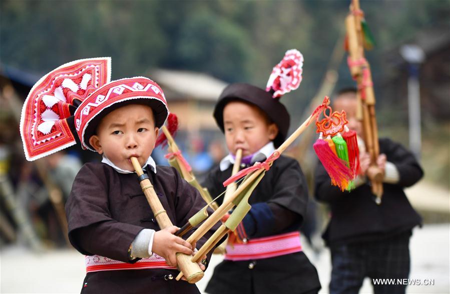 نشاطات احتفالية ممتعة بعيد الربيع في قرية تسن تسوي لقومية مياو