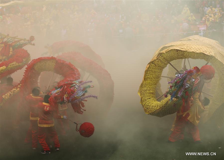 مهرجان رقصة التنين في جنوب غربي الصين