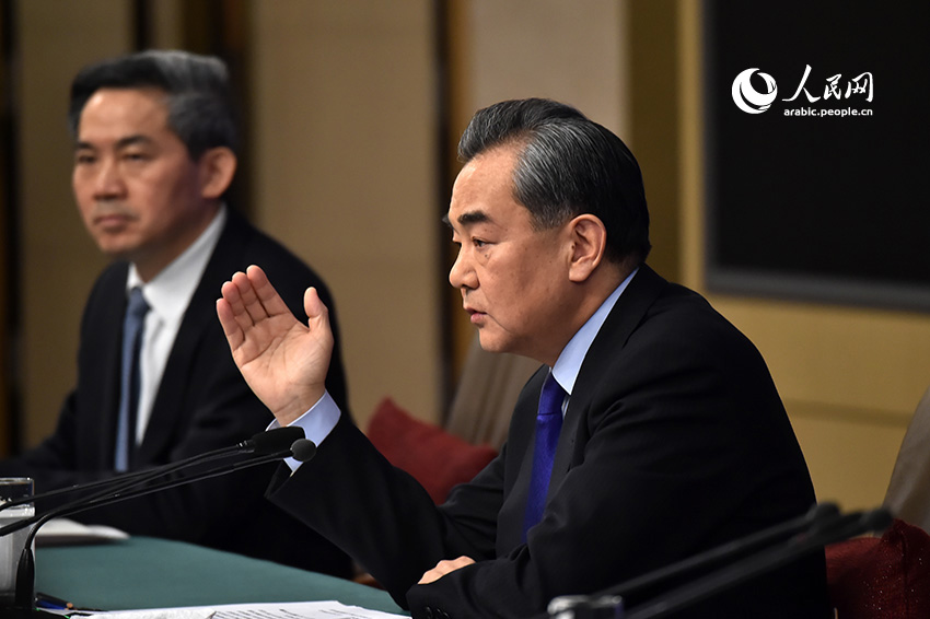 وزير الخارجية الصيني: الحرب الباردة والعصابات عقلية عفا عليها الزمن