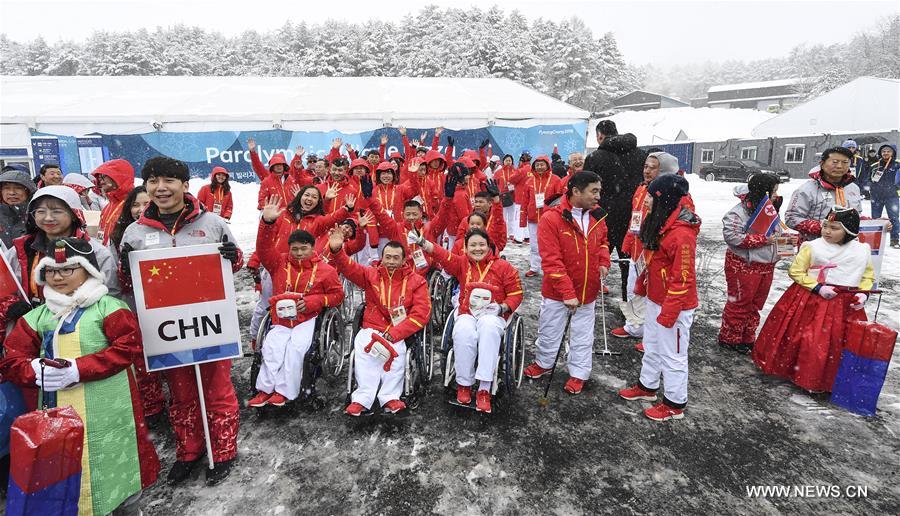 العلم الصيني يرفع في قرية الألعاب الأولمبية الشتوية للمعاقين في كوريا الجنوبية