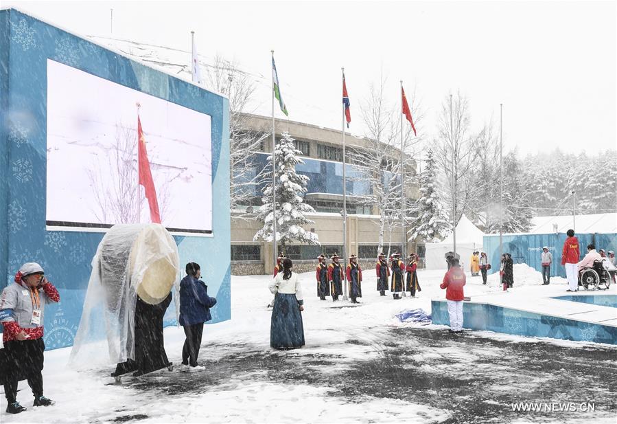 العلم الصيني يرفع في قرية الألعاب الأولمبية الشتوية للمعاقين في كوريا الجنوبية