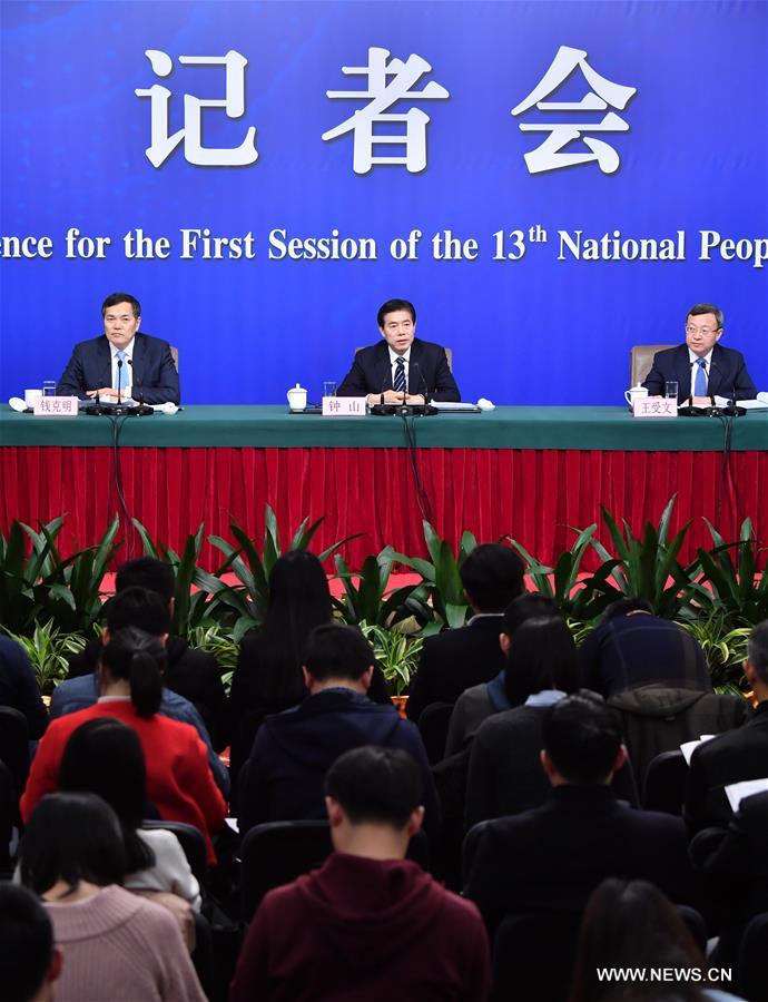 وزير التجارة الصيني يكشف عن خارطة طريق جديدة للارتقاء بالتجارة الخارجية