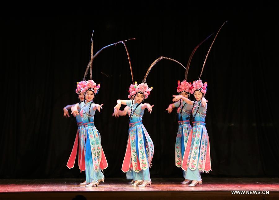 عرض للفنون الشعبية الصينية التقليدية بالكويت يحظى باعجاب الجمهور