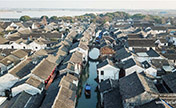 صور: بلدة تشوتشوانغ المائية وجهة جاذبة للسياح مع ارتفاع درجات الحرارة