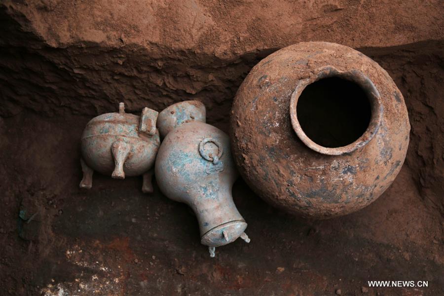 الصين تكتشف خمرا عمره أكثر من 2000 عام في مقبرة قديمة شمال غربي البلاد