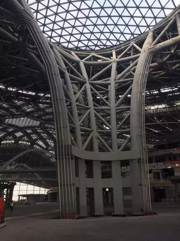 المشهد الداخلي لمطار بكين الجديد يشبه أشجار فولاذية