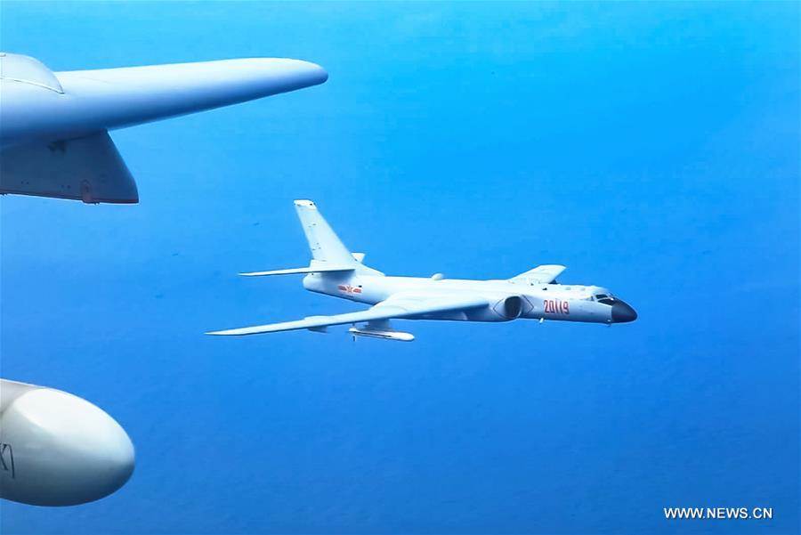 القوات الجوية الصينية تجري تدريبات في أعالي البحار