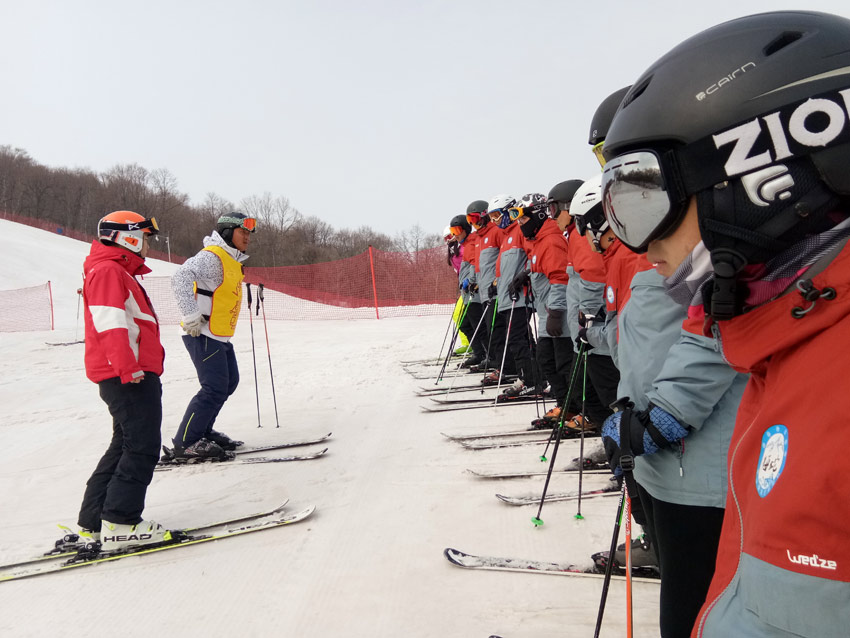 قرويون في يان تشينغ يتخلون عن الفلاحة ويكونون فريقا للتزلج