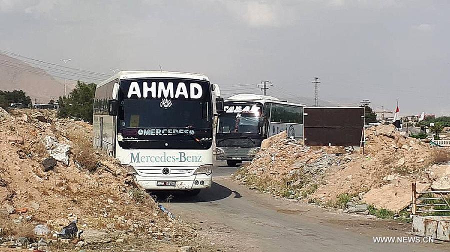تقرير اخباري: وصول أول حافلة تنقل مسلحين ومعتقلين لدى جيش الإسلام إلى معبر الوافدين تمهيدا لنقلهم إلى الشمال السوري
