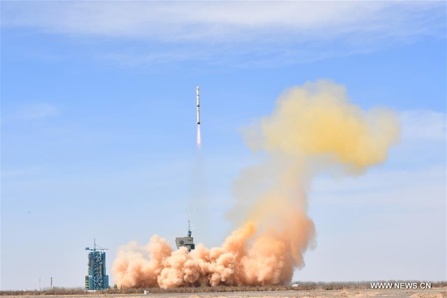 الصين تطلق أول مجموعة من أقمار 