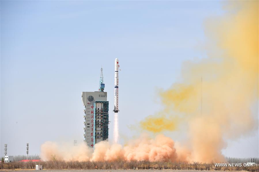 الصين تطلق أول مجموعة من أقمار 