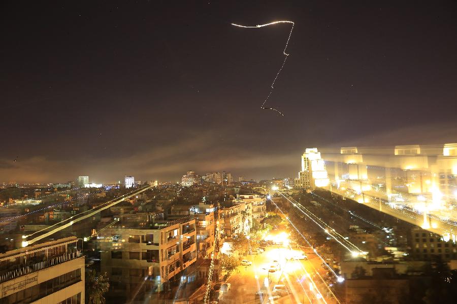 التلفزيون الرسمي السوري: التصدي لصواريخ معادية في حمص وسط سوريا 