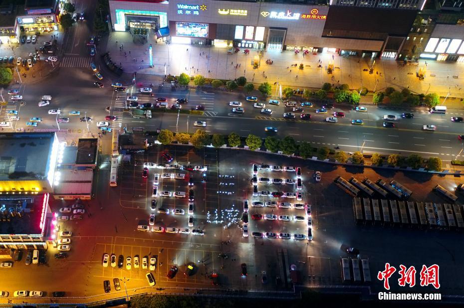 صور جوية.. مصابيح السيارات ترسم اسم مدينة صينية