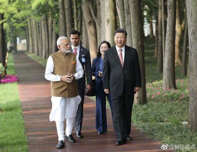 مباحثات بين الرئيس الصيني ورئيس الوزراء الهندي الزائر خلال نزهة على شاطئ بحيرة بوسط الصين
