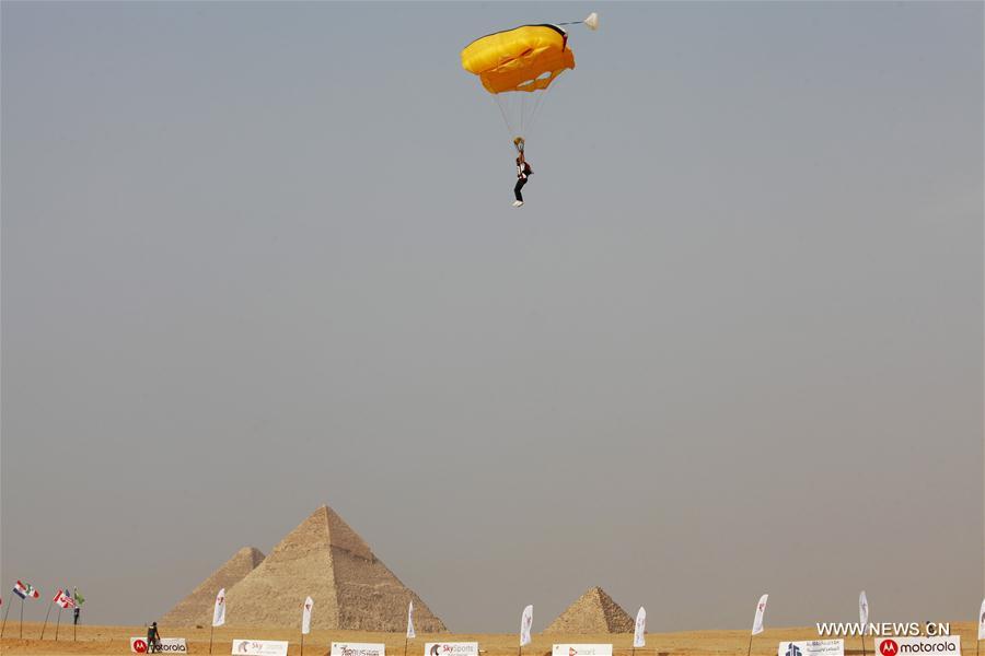 مقالة : رياضيون من 16 دولة يحلقون بالمظلات فوق الأهرامات للترويج للسياحة في مصر
