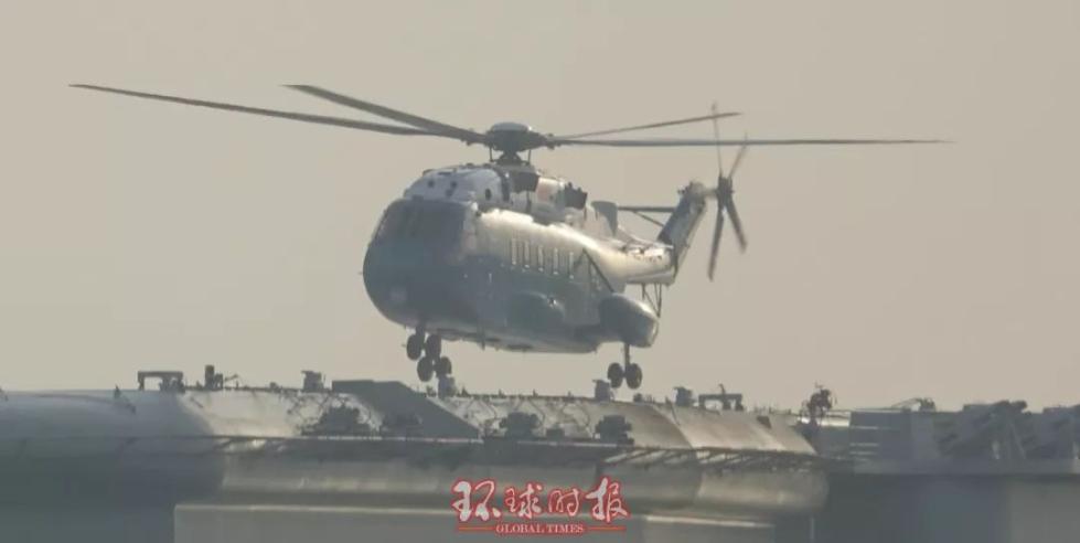 أول إقلاع وهبوط لطائرة الهليكوبتر على حاملة الطائرات المصنعة صينيا