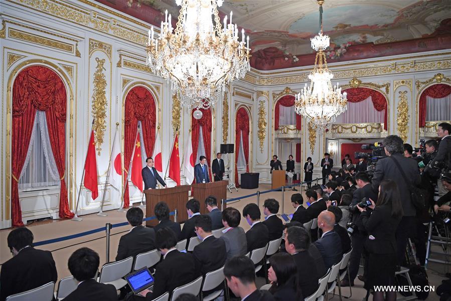 رئيس مجلس الدولة الصيني يحث على بذل جهود لإعادة العلاقات الصينية اليابانية لمسارها الصحيح