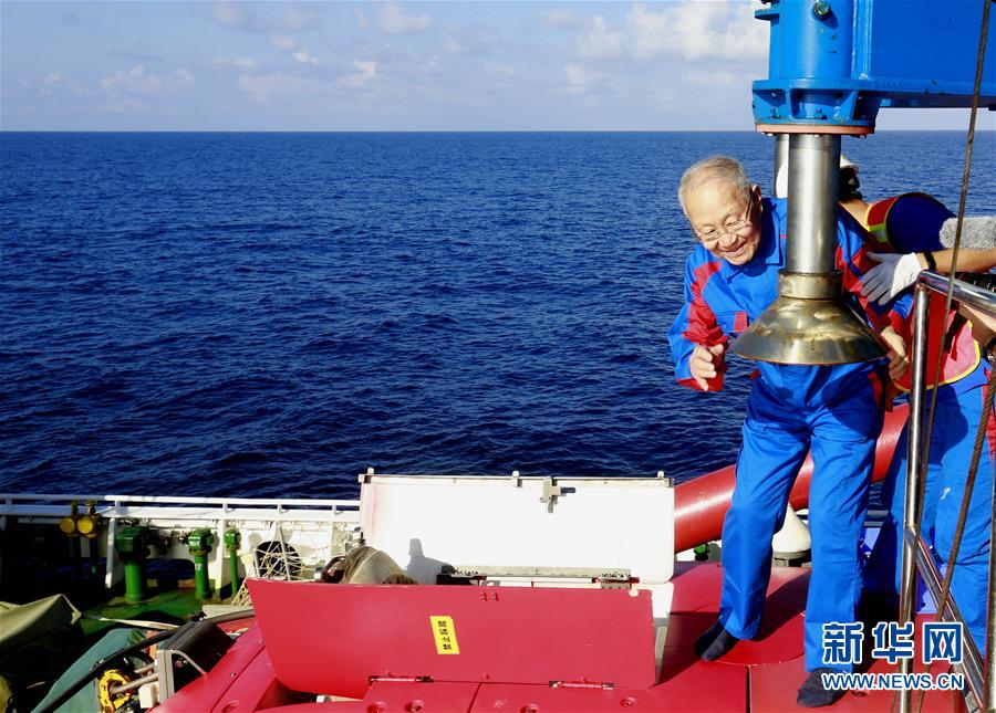 عالم صيني عمره 82 سنة يغوص في أعماق بحر الصين الجنوبي على متن غواصة محلية الصنع