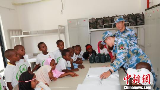 تلاميذ جيبوتيون يزورون قاعدة الدعم الصينية في جيبوتي