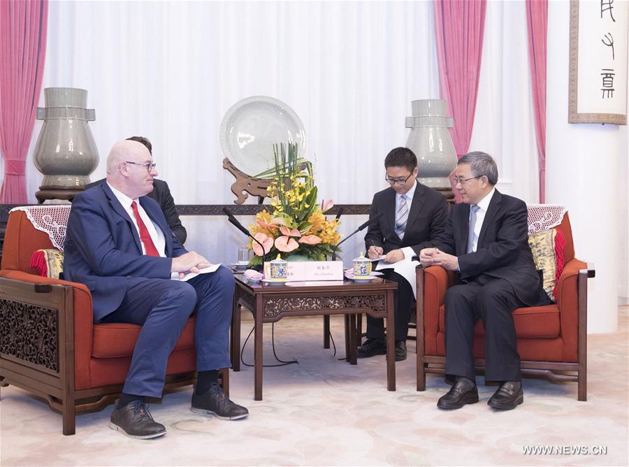 نائب رئيس مجلس الدولة الصيني يلتقى مع الضيوف الأجانب