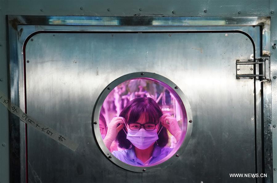 صينيون يعيدون كتابة الرقم القياسي ويعيشون 370 يومًا في كابينة اكتفاء ذاتي فضائية محاكية