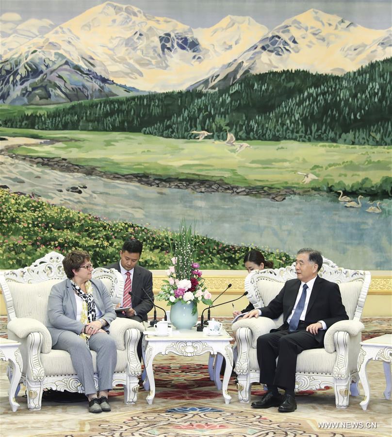كبير المستشارين السياسيين الصينيين يجتمع مع مسئولة بارزة بالبرلمان الفرنسي