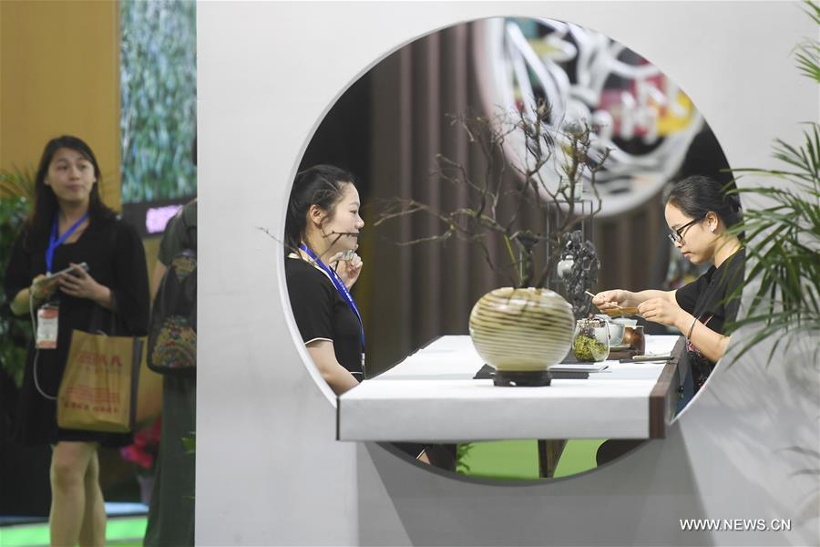 الدورة الثانية من معرض الصين الدولي للشاي تفتتح في مدينة هانغتشو
