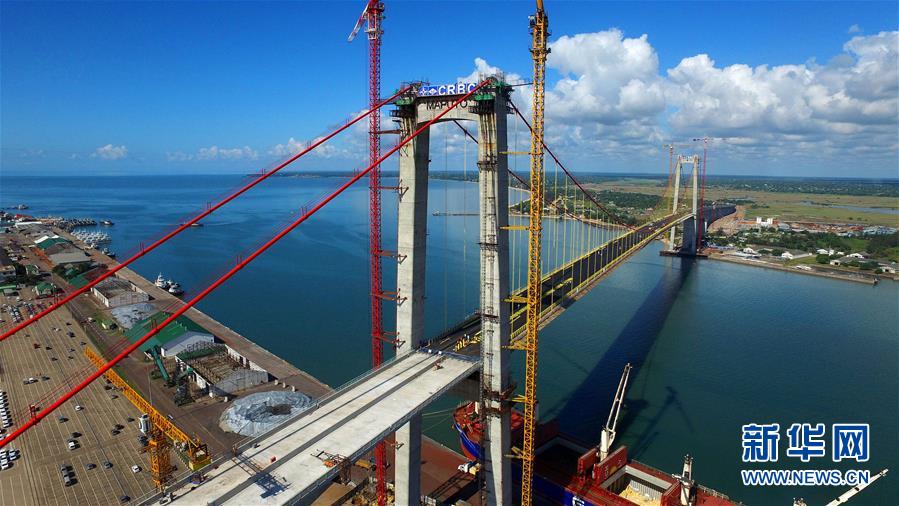  الصين تقترب من إنجاز جسر معلق ضخم في افريقيا