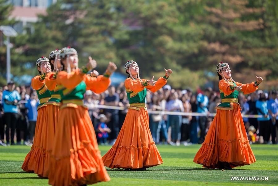مهرجان ندام في معهد هوهيهوت للقوميات في منطقة منغوليا الداخلية الذاتية الحكم