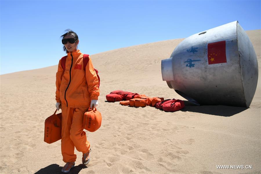 رواد فضاء صينيون يكملون تدريب البقاء على قيد الحياة في الصحراء