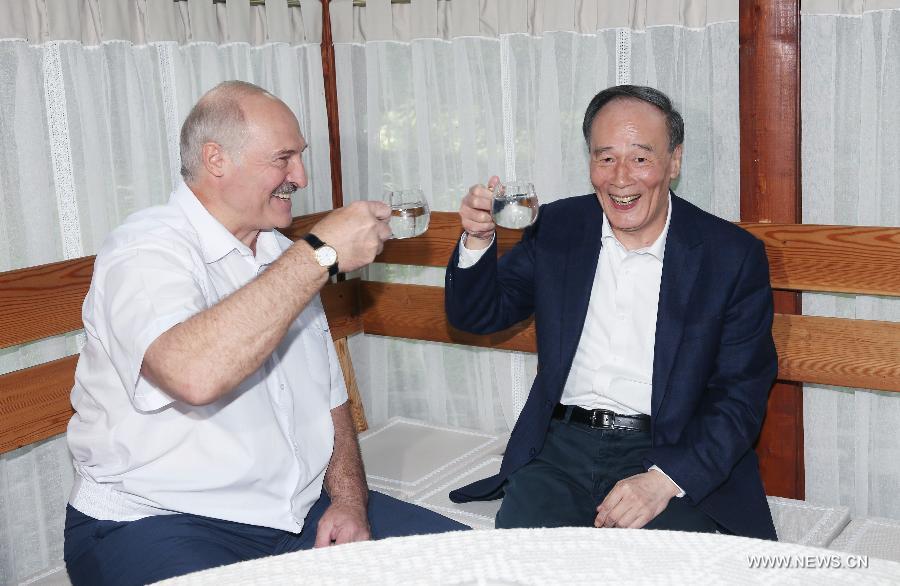نائب الرئيس الصيني يجتمع مع الرئيس البيلاروسي لبحث العلاقات الثنائية