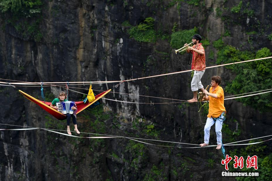 بالصور: حفل موسيقي على الهواء في جبال تشانغجياجيه