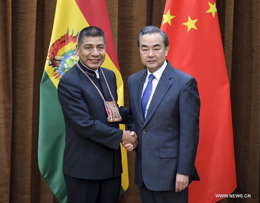 عضو مجلس الدولة الصيني يلتقي بوزير الخارجية البوليفي لبحث العلاقات الثنائية