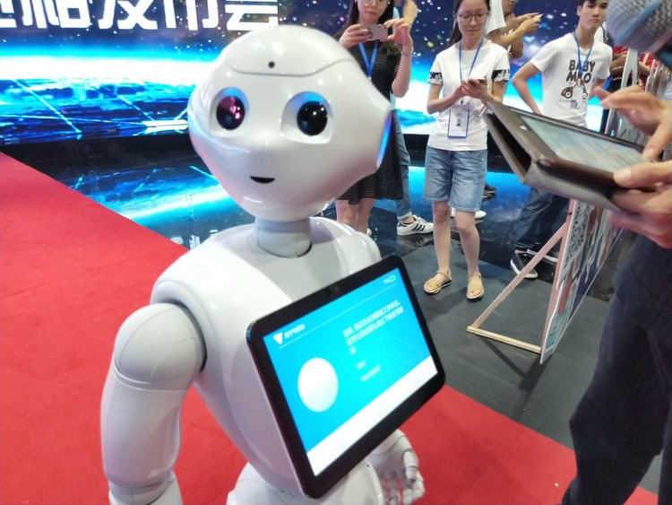 مذيع روبوت يقدم برنامجا تليفيزيونيا في الصين
