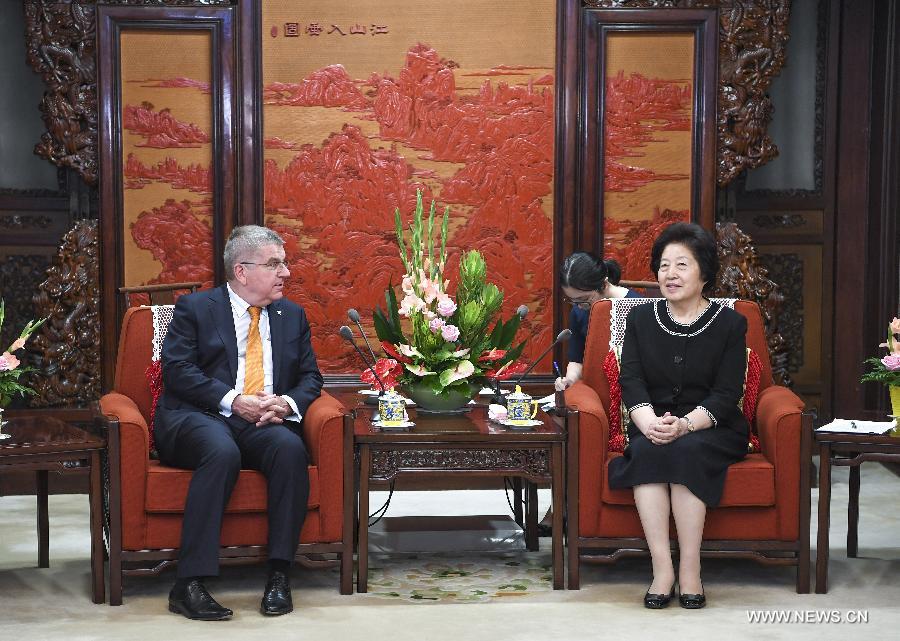 نائبة رئيس مجلس الدولة الصيني تجتمع مع رئيس اللجنة الأولمبية الدولية