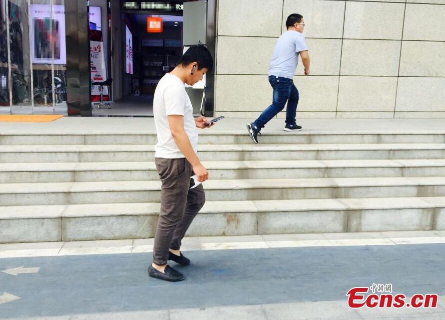 ممر خاص لمستخدمي الهواتف المحمولة في مدينة شيآن