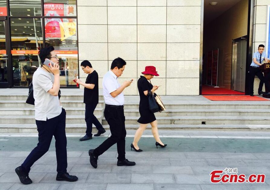 ممر خاص لمستخدمي الهواتف المحمولة في مدينة شيآن