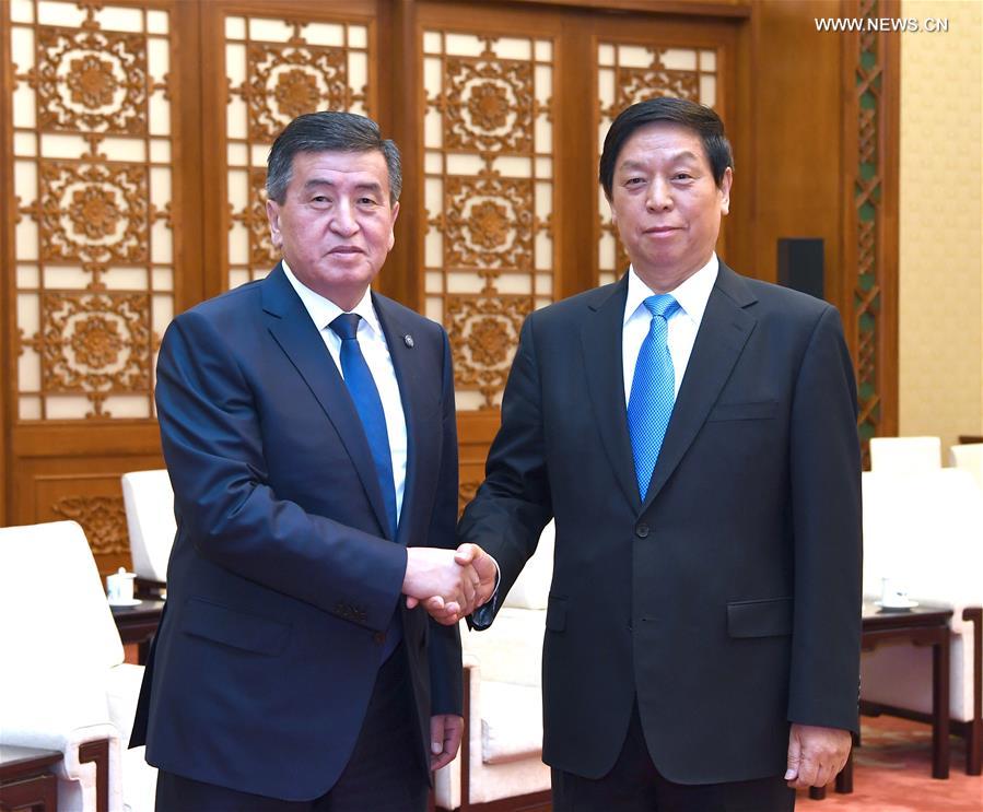 كبير المشرعين الصينيين يلتقي بالرئيس القيرغيزي سورونباي جينبكوف